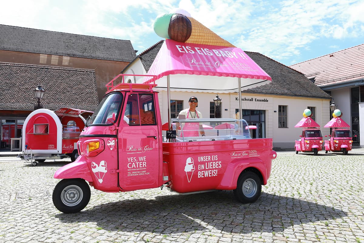 René Dost mit Piaggio Ape Eiswagen