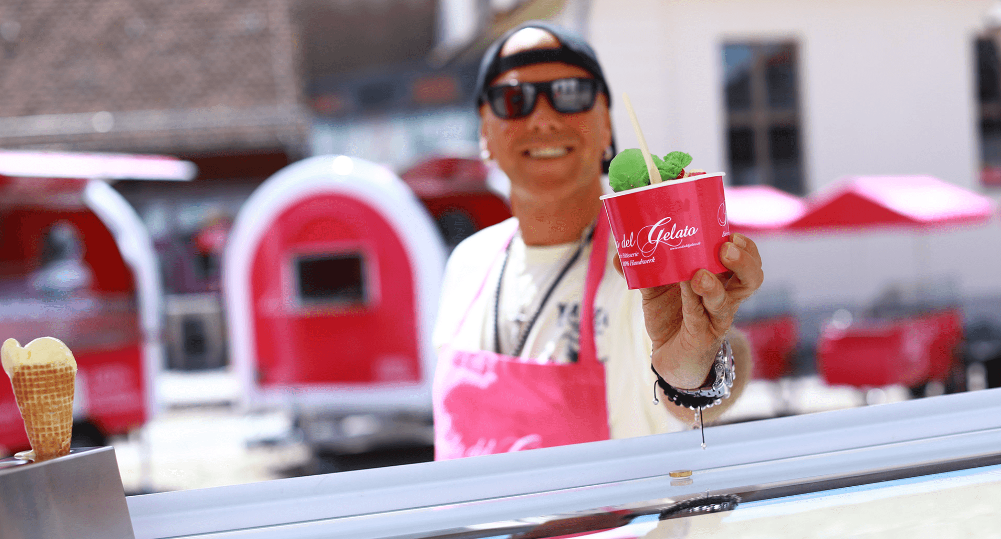 René Dost serviert Gelato am Eisstand